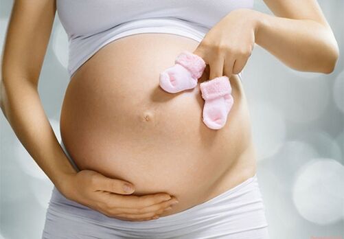 ایک حاملہ خاتون اپنے بچے کو پیپیلوماس دیتی ہے۔